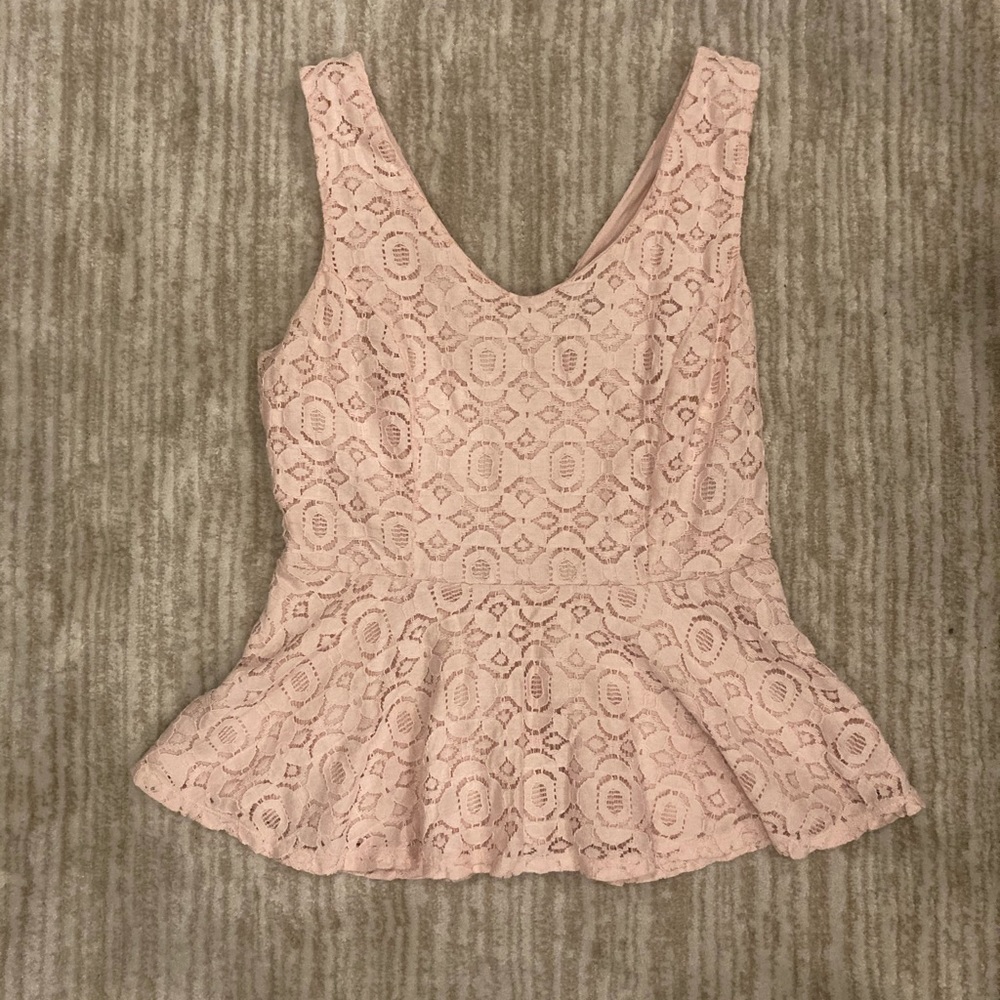 Light pink lace peplum top with V neck | Size M